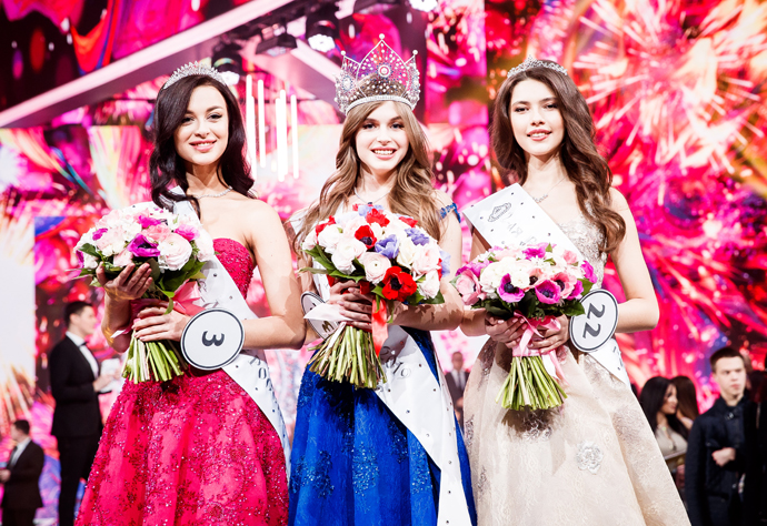 Первая вице-мисс Арина Верина, победительница конкурса Алина Санько и вторая вице-мисс Ралина Арабова