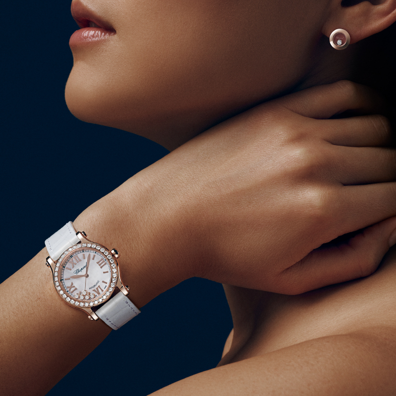 На фото: часы Chopard Happy Sport в 30 мм корпусе из розового золота с бриллиантами по безелю и 5 плавающими бриллиантами
