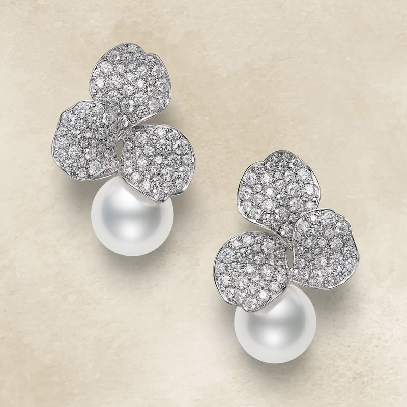 Серьги Mikimoto Les Petales Place Vendome из белого золота с жемчугом и бриллиантами