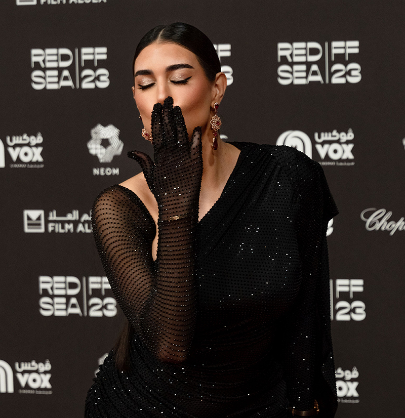 Ясмин Сабри в серьгах Haute Joaillerie из розового золота с рубеллитами (30,56к) и бриллиантами (1,54к) и часах L’Heure du Diamant в корпусе из розового золота с бриллиантами на безеле (3,57к)
