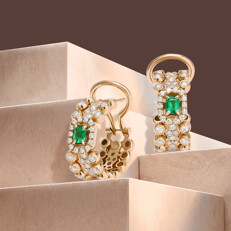 На фото: серьги Casato Boutique из розового золота с бриллиантами и изумрудами