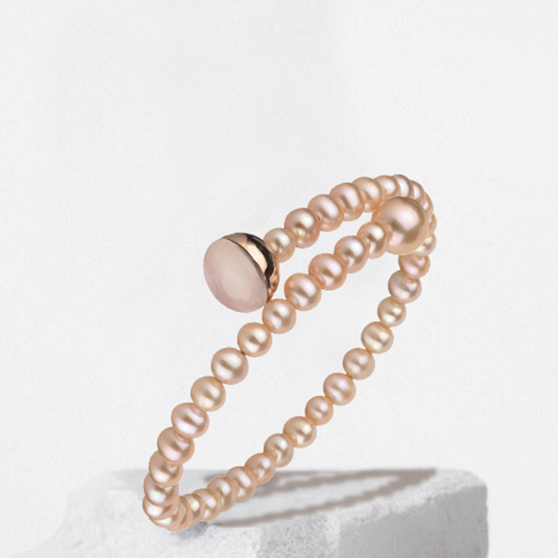 На фото: браслет MIMI Big Bang из розового золота с розовым кораллом, жемчугом и горным хрусталем