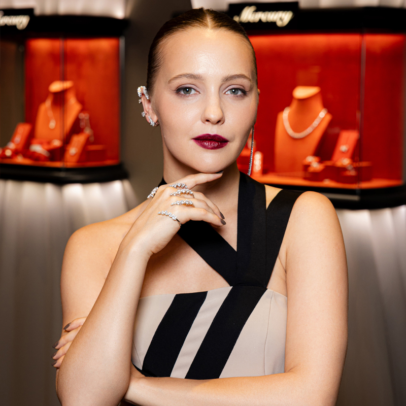 Юлия Хлынина в серьге Mercury Classic, браслете и каффе Yeprem