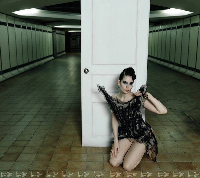 В серьгах Mike Joseph