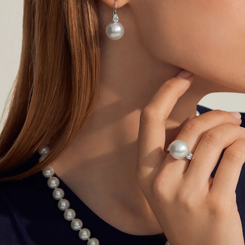 Серьги, кольцо и колье из белого золота с бриллиантами и жемчугом, все Mercury Pearl