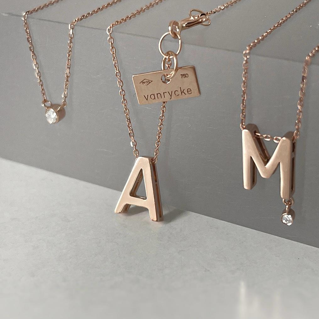 Колье Vanrycke Abécédaire из розового золота с бриллиантами