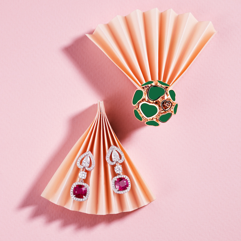 На фото: кольцо Chopard Happy Hearts из розового золота с плавающим бриллиантом и агатом, серьги Garrad Jewelled Vault из белого золота с бриллиантами и рубинами
