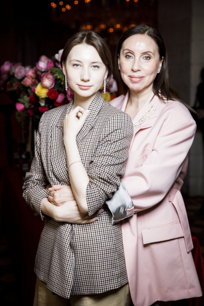 Арина Меладзе с мамой Ириной