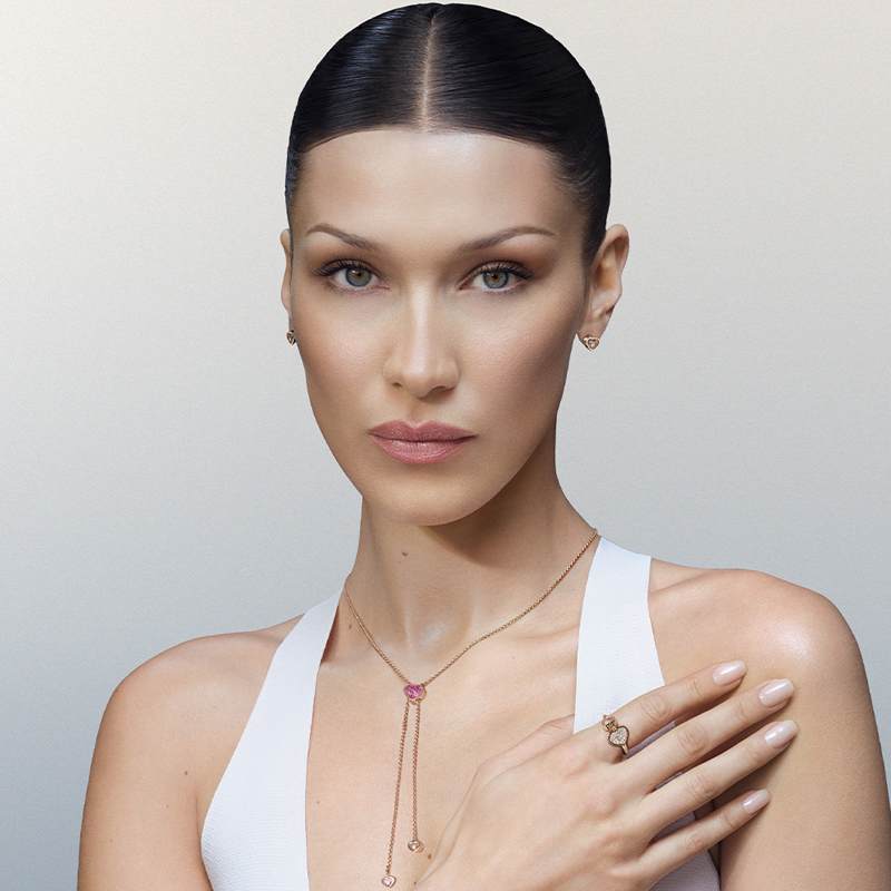 В колье, кольце и серьгах Chopard Happy Hearts 
