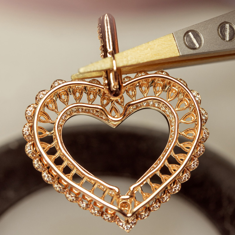 Создание кулона Chopard Precious Lace из розового золота с бриллиантами