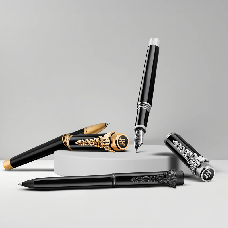  На фото: роллер, перьевая ручка и шариковая ручка, все Montegrappa Zero Caduceus