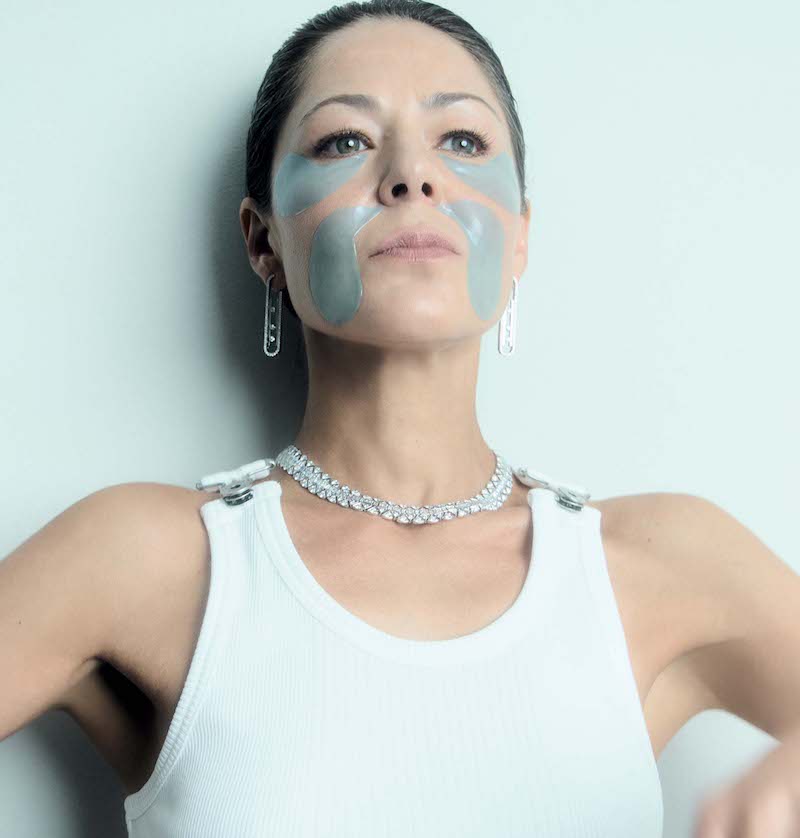 В колье Mercury Art Deco, серьгах Messika Move 10th