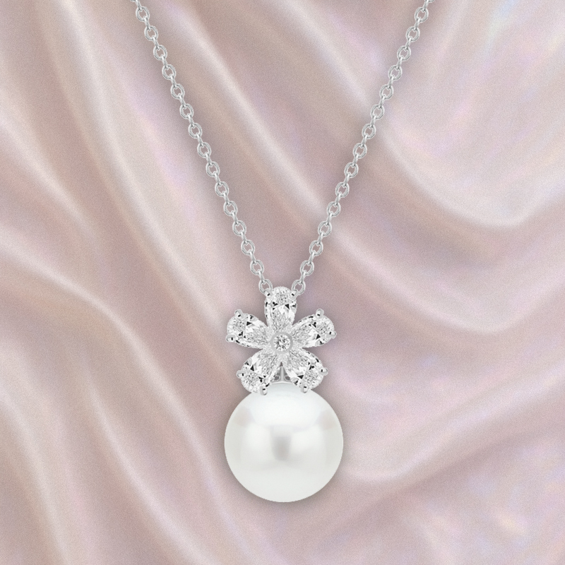 Кулон Mercury Flower из белого золота с бриллиантами и жемчугом Кулон Mercury Flower из белого золота с бриллиантами и жемчугом