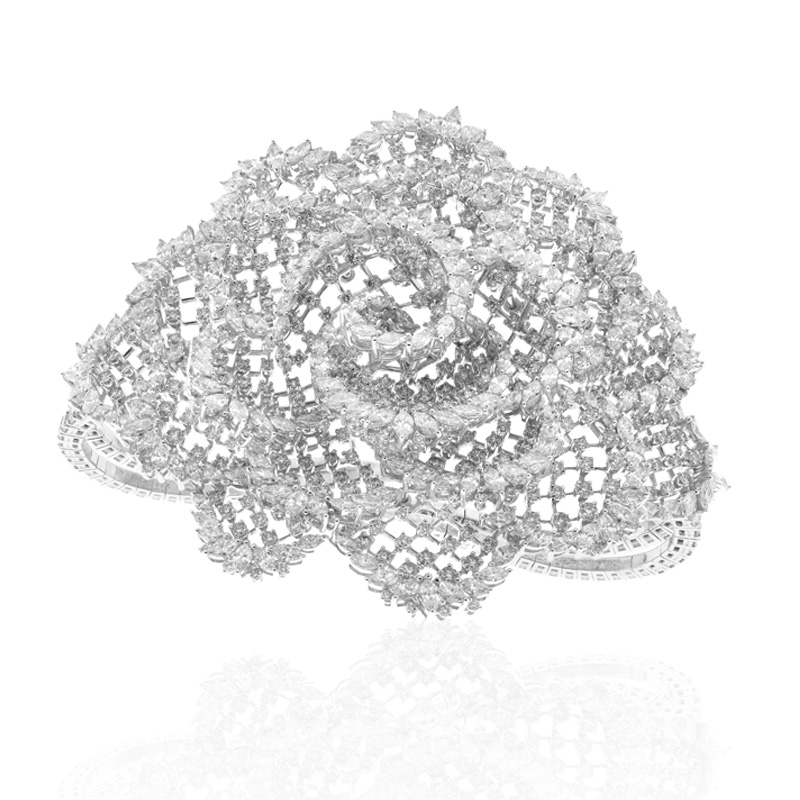 Ювелирное изделие выполнено из белого золота и инкрустировано 665 бриллиантами