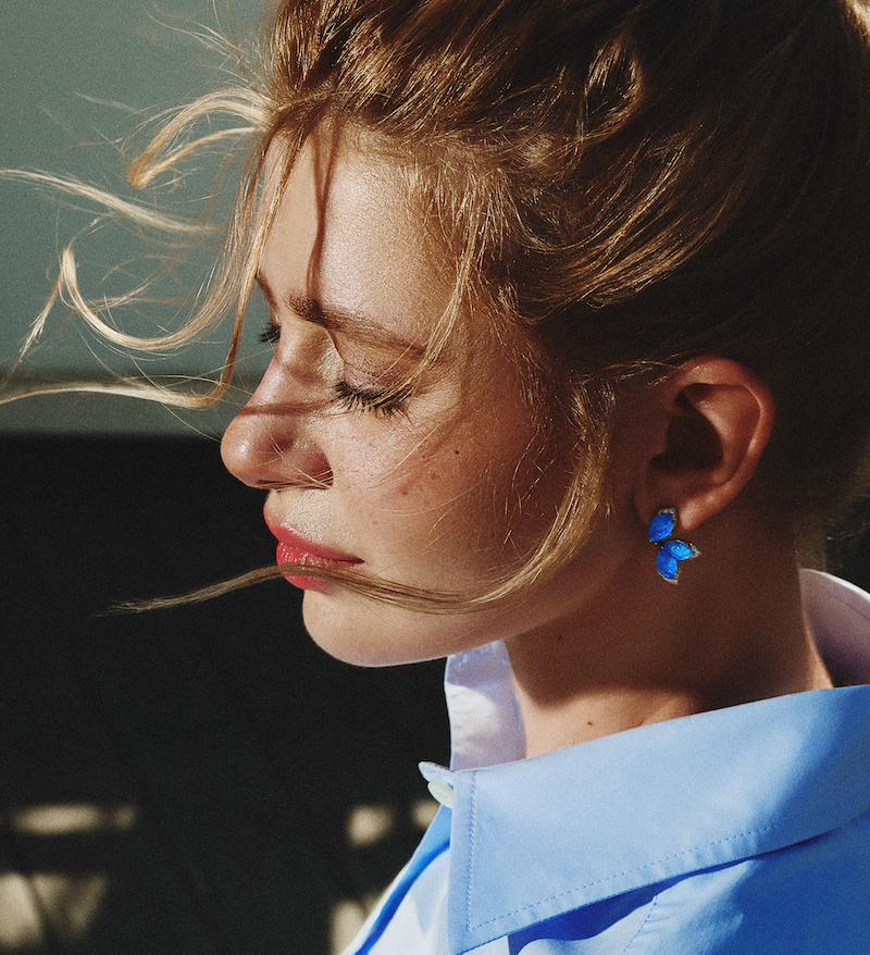 В серьгах Stephen Webster Love Me Love Me Not