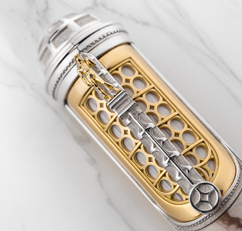 Микроскульптура Давида расположена на клипе колпачка