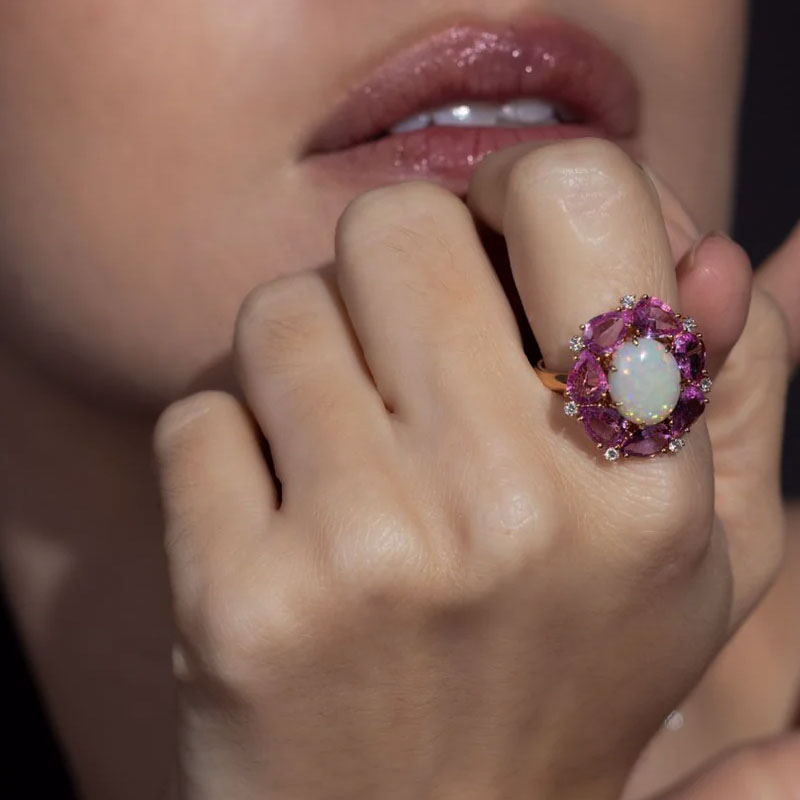 Кольцо Sutra Jewels Classic из розового золота с бриллиантами, розовыми сапфирами и опалом