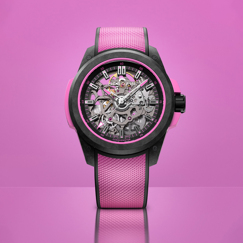 На фото: часы NORQAIN Independence Wild One в 39 мм корпусе из композитного углеродного материала Norteq со скелетонизированным циферблатом и розовым каучуковым ремешком На фото: часы NORQAIN Independence Wild One в 39 мм корпусе из композитного углеродного материала Norteq со скелетонизированным циферблатом и розовым каучуковым ремешком