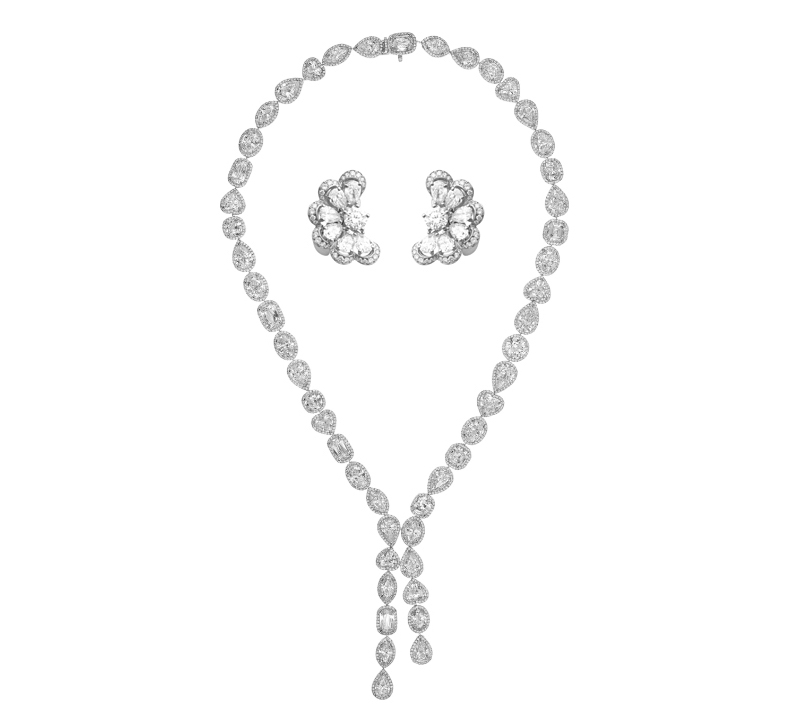 Колье Haute Joaillerie из белого золота и платины с бриллиантами (43.32 к), серьги Precious Lace из белого золота с бриллиантами (3.77 к), все Chopard