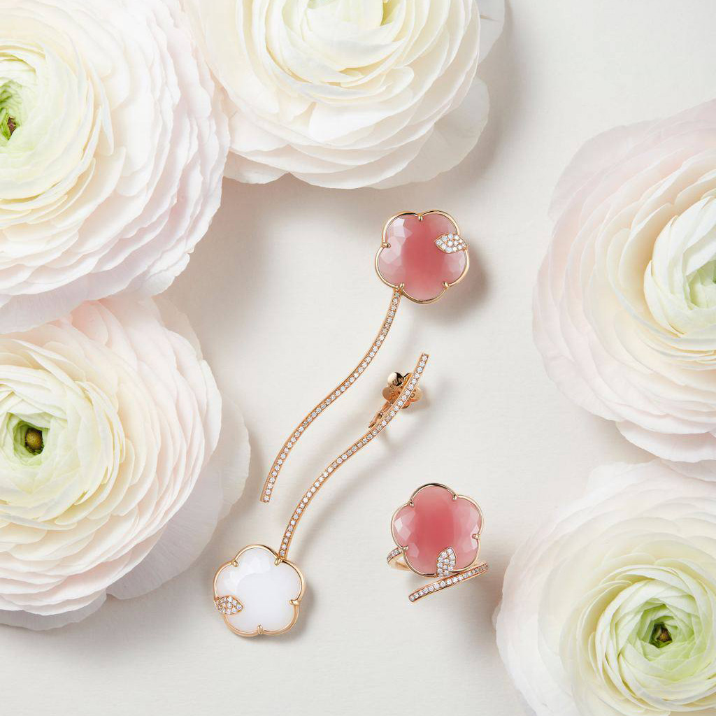 Серьги и кольцо Pasquale Bruni Joli из розового золота с с халцедонами, белым агатом, перламутром и бриллиантами