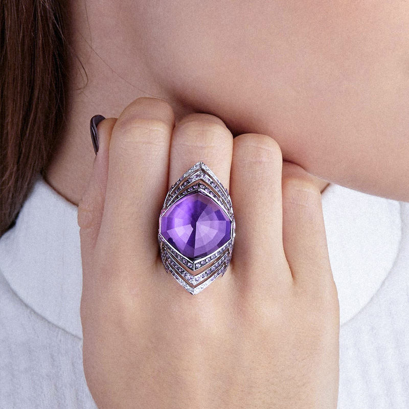 Кольцо Stephen Webster Lady Stardust из белого, частично черненого золота с сапфирами, аметистом, перламутром и бриллиантами