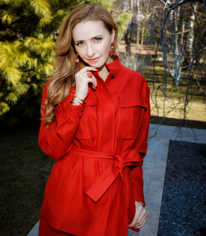 В серьгах и браслете Happy Hearts Naked Hearts Foundation, кольце и браслете Happy Hearts и часах Alpine Eagle, все Chopard