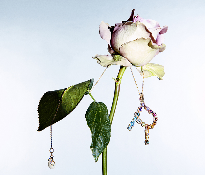 Кулон Dolce&Gabbana Alphabet с литерой «R» из желтого золота с топазами, гранатами, аметистами, цитринами, перидотами, турмалинами и жемчужиной