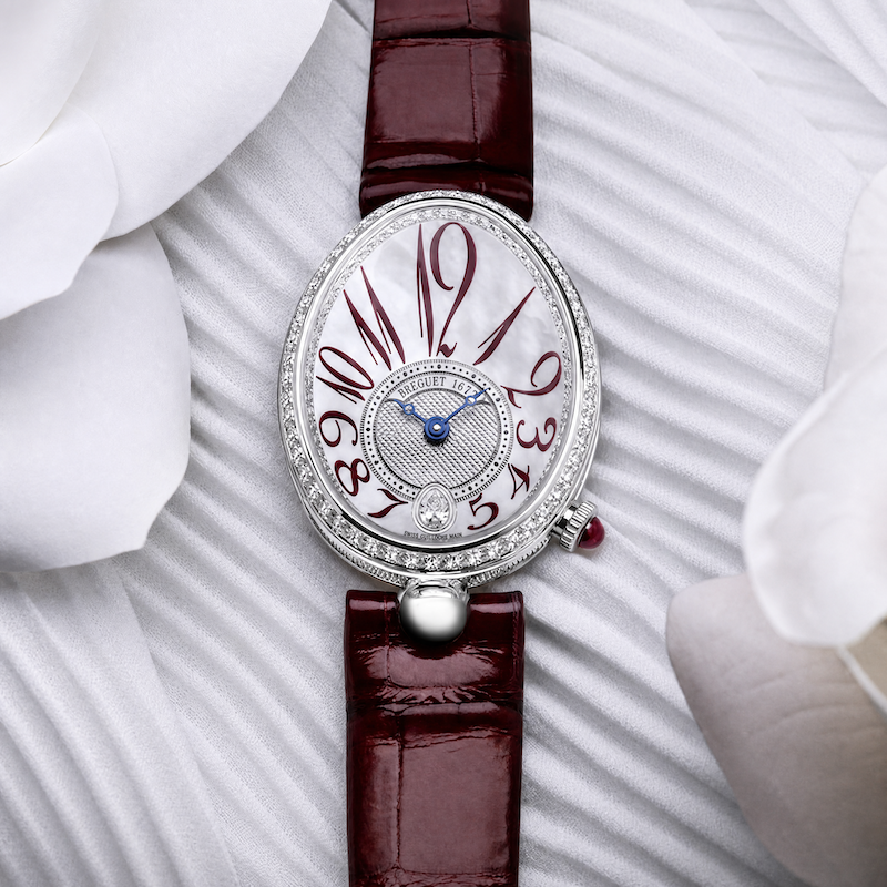 На фото: часы Breguet Reine de Naples в 36,5х28,45 мм корпусе из белого золота с эксцентром и бриллиантами по безелю