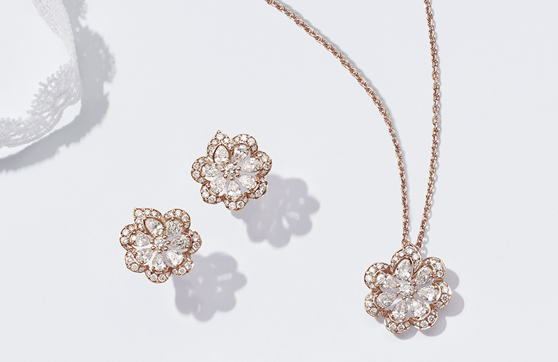 Кулон и серьги Chopard Precious Lace из розового золота с бриллиантами