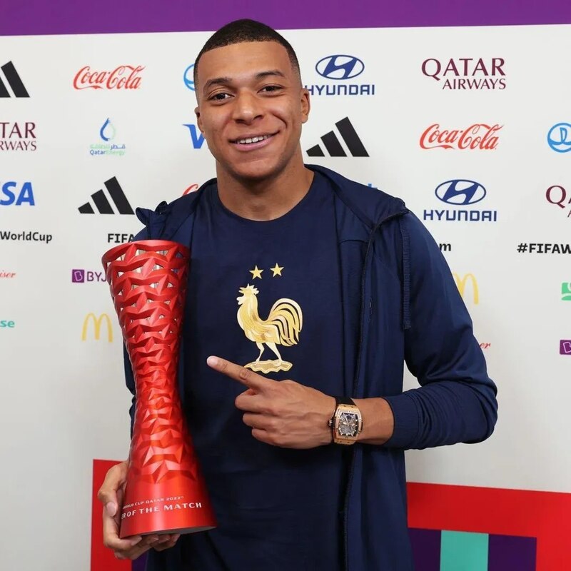 Килиан Мбаппе в часах Hublot Spirit of Big Bang с корпусом из розового золота с хронографом Килиан Мбаппе в часах Hublot Spirit of Big Bang с 44 мм корпусом из розового золота с хронографом