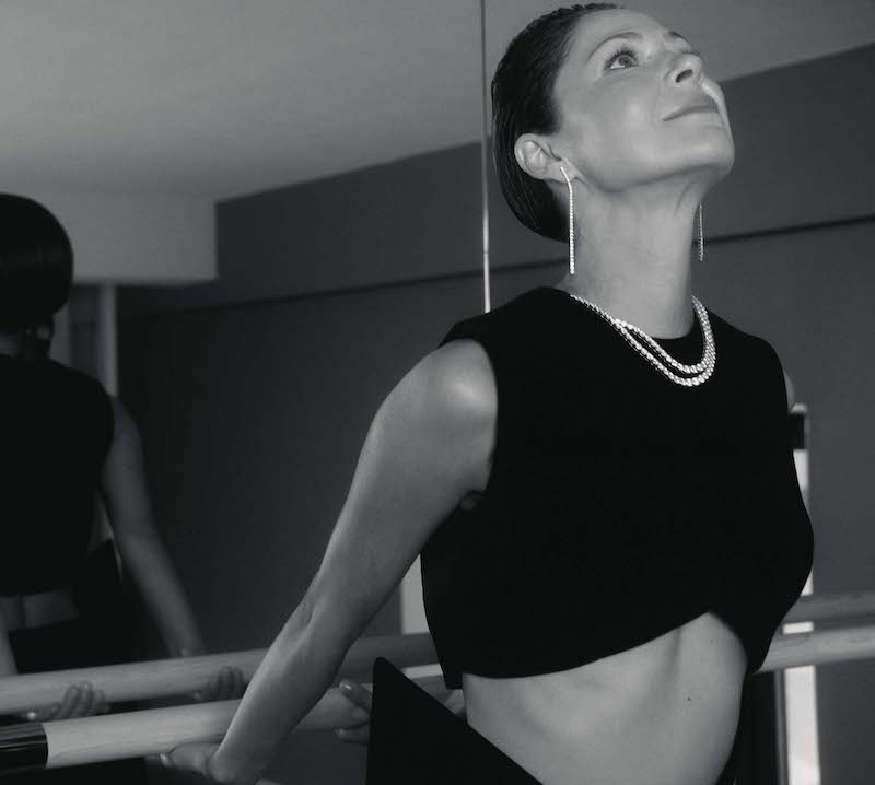 В колье и серьгах Mercury Classic