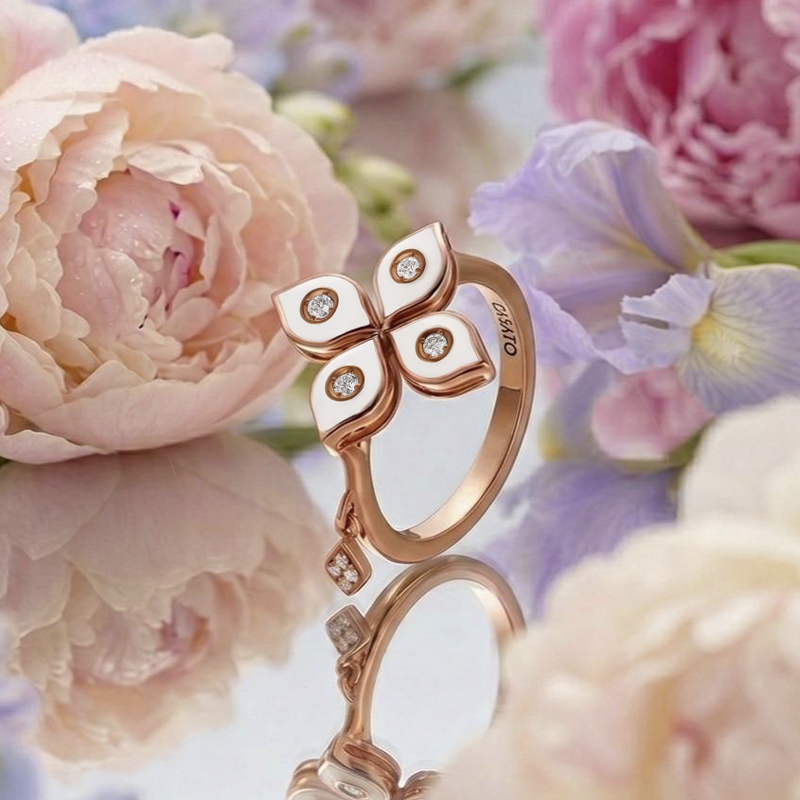 На фото: кольцо Casato Mikou из розового золота с бриллиантами и белой эмалью