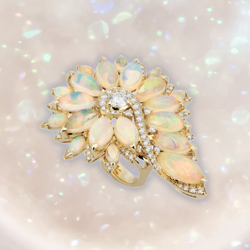 Кольцо Stephen Webster Magnipheasant из желтого золота с бриллиантами и опалами Кольцо Stephen Webster Magnipheasant из желтого золота с бриллиантами и опалами