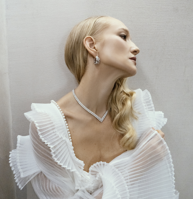 Полина Сидихина в серьгах Art Deco и колье Classic, все Mercury