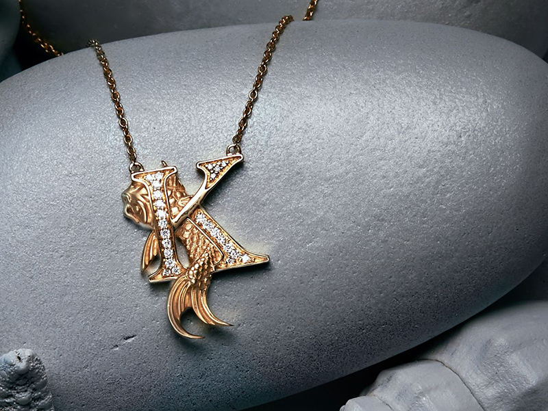 Колье Stephen Webster Fish Tales K is for Koi Carp из желтого золота с бриллиантами