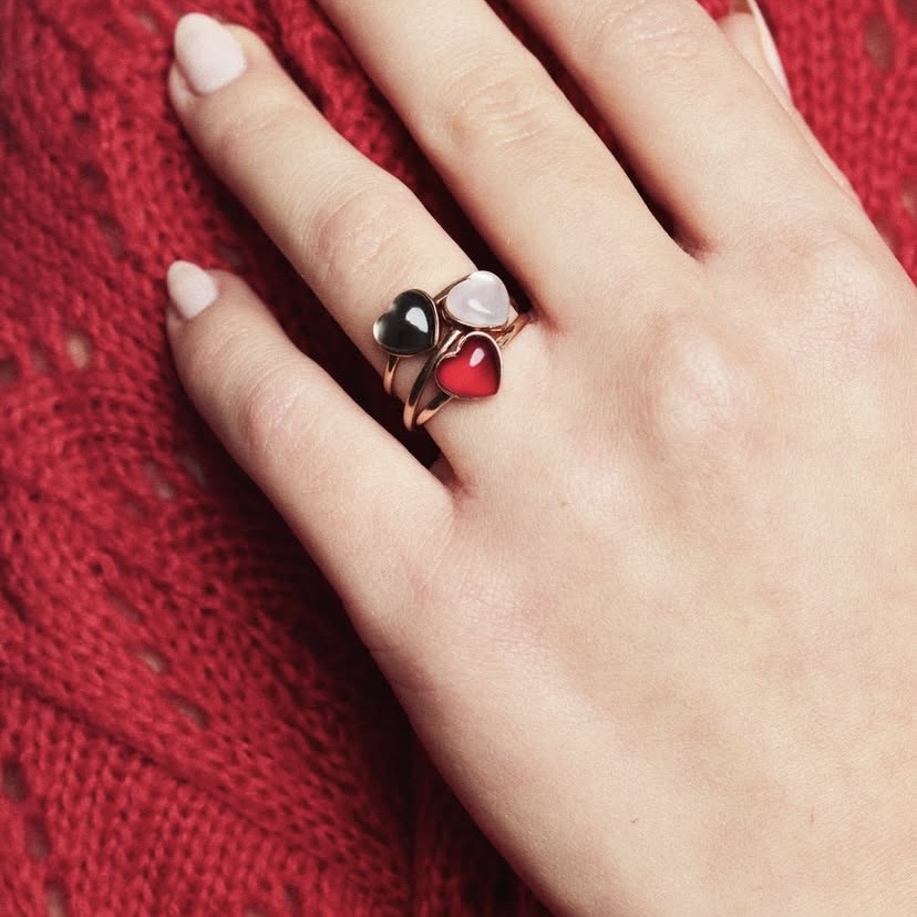 Кольца MIMI Zabette из розового золота с перламутром, горным хрусталем и корундом Кольца MIMI Zabette из розового золота с перламутром, горным хрусталем и корундом