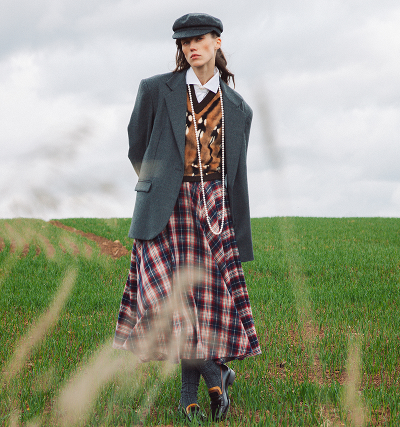 На фото: рубашка Brunello Cucinelli, жилет Saint Laurent, жакет Forte Dei Marmi Couture, юбка Celine, ожерелье Mercury Classic, кольцо Queensbee, кепи Isabel Marant, лоферы Loro Piana