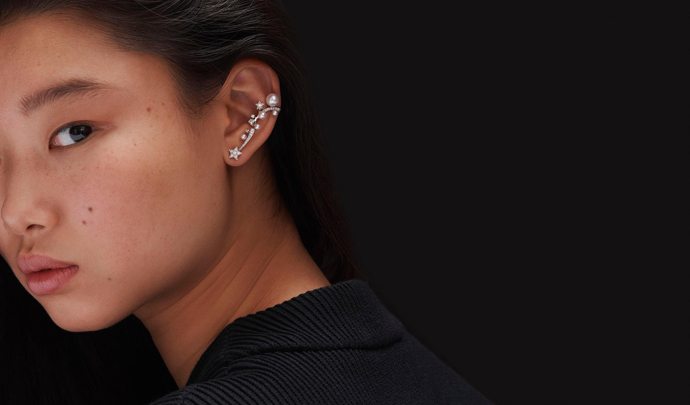 В серьге Chanel Comete из белого золота с бриллиантами и жемчугом