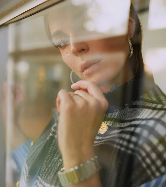 В серьгах Pasquale Bruni Sensual Touch и часах Patek Philippe Twenty 4