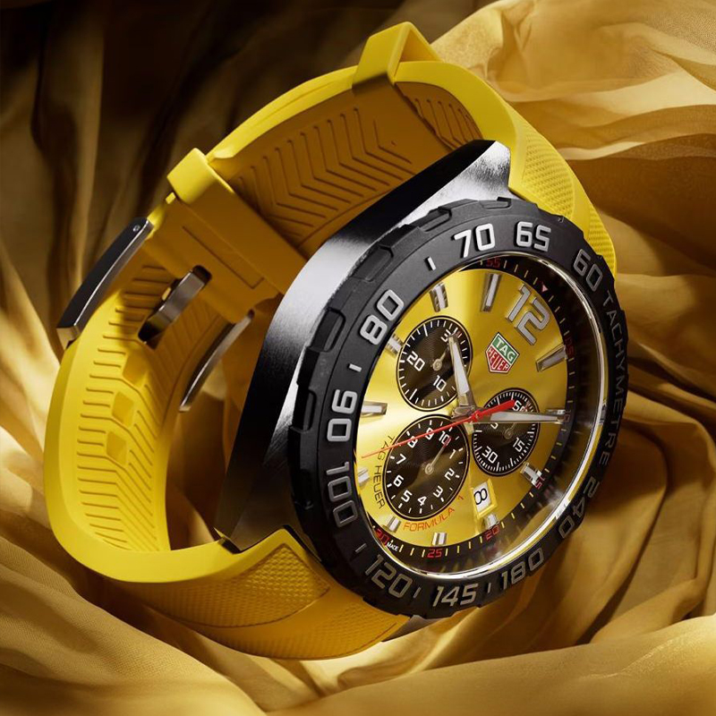 На фото: хронограф TAG Heuer&nbsp;в 43 мм стальном корпусе с указателем даты и желтым циферблатом с эффектом Sunray