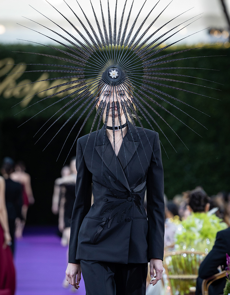 Модель в наряде из коллекции Caroline's Couture и украшениях Chopard Red Carpet