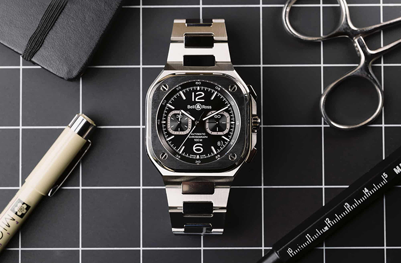 Хронограф Bell & Ross BR 05 в стальном корпусе с интегрированным браслетом