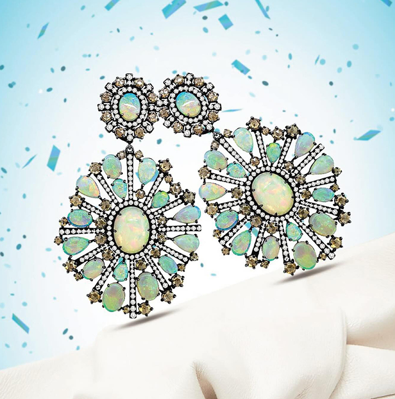 На фото: серьги Sutra Jewels из белого золота с опалами, белыми и коньячными бриллиантами