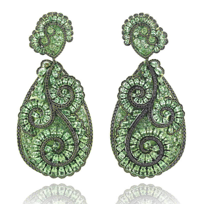 Серьги Chopard Haute Joaillerie из белого золота с зелеными гранатами (21.21 к) и цветными бриллиантами (11.96 к)