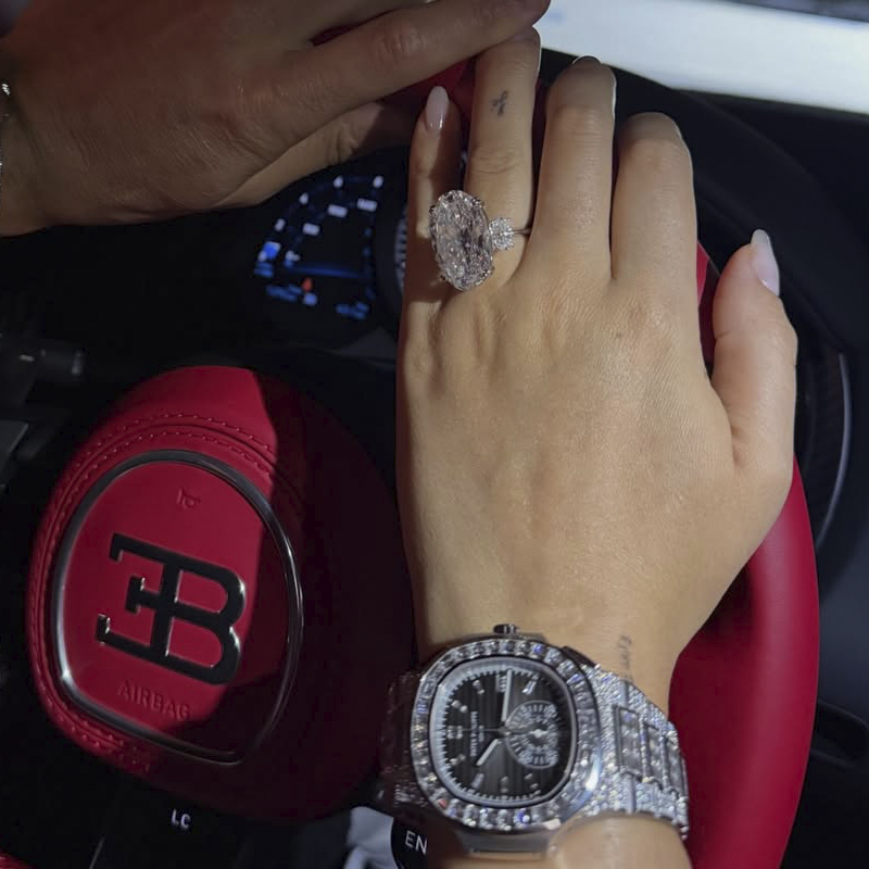 На фото: помолочнее кольцо Джорджины и часы Patek Philippe Nautilus Ref. 5980/1400G-010