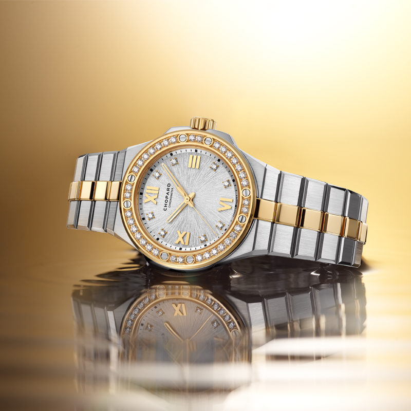 На фото: часы Chopard Alpine Eagle в 36 мм корпусе из розового золота и стали с бриллиантами на безеле