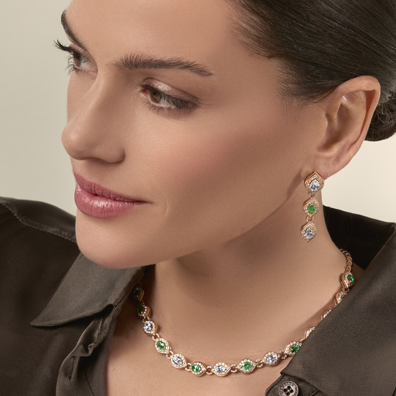 На фото: колье и серьги Mikou Vienna из розового золота с бриллиантами, изумрудами и аквамаринами