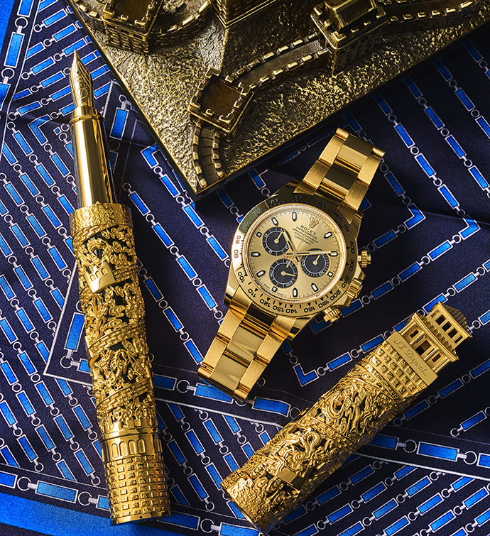 Часы Rolex Oyster Cosmograph Daytona в корпусе из желтого золота и ручка S.T.Dupont Haute Creation Great Wall of China, из желтого золота и бронзы