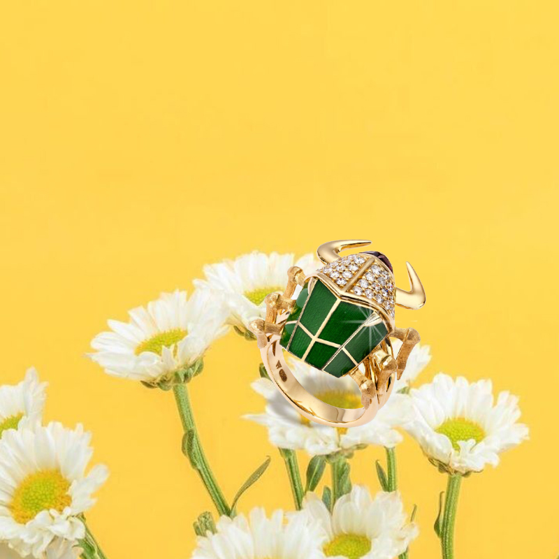 На фото: кольцо Stephen Webster Jitterbug из желтого золота с бриллиантами, гранатами и эмалью