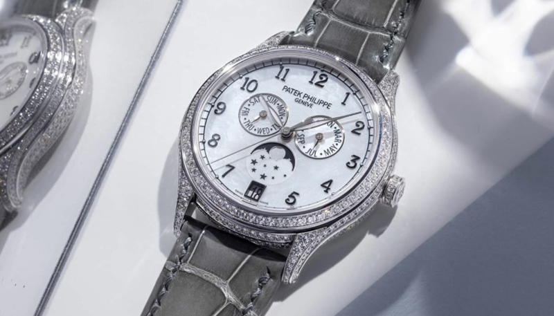 Часы Patek Philippe Complications в 38 мм корпусе из белого золота с бриллиантами на корпусе с годовым и лунным календарями